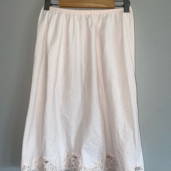 Vintage pink skirt slip with lace trim sz Small - Picture 3 of 3